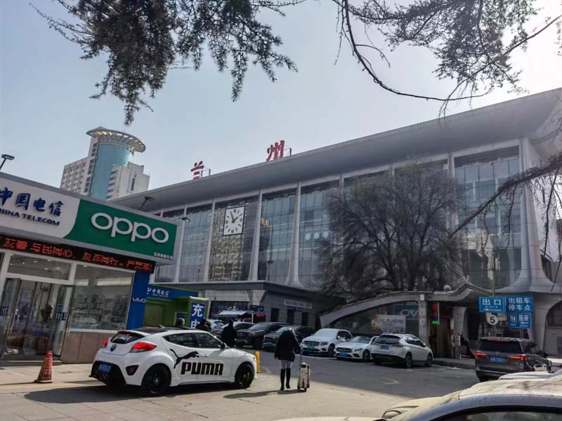 三好友酒店阳台嬉闹 一人跌落致十级伤残，深圳刑辩律师告诉你责任如何承担