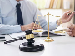 <b>深圳医疗事故律师阐明非法行医在特殊人群中是否更容易滋生？</b>