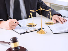 家暴者在妻子面前非常蛮横警察面前就马上认输深圳离婚律师